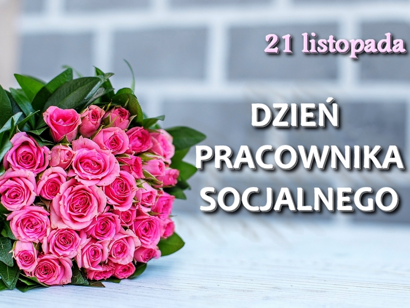 Bukiet różowych róż leży na jasnym drewnianym podłożu. W tle widać rozmytą, szarą ścianę z cegieł. Po prawej stronie znajduje się napis: ‘21 listopada – Dzień Pracownika Socjalnego’