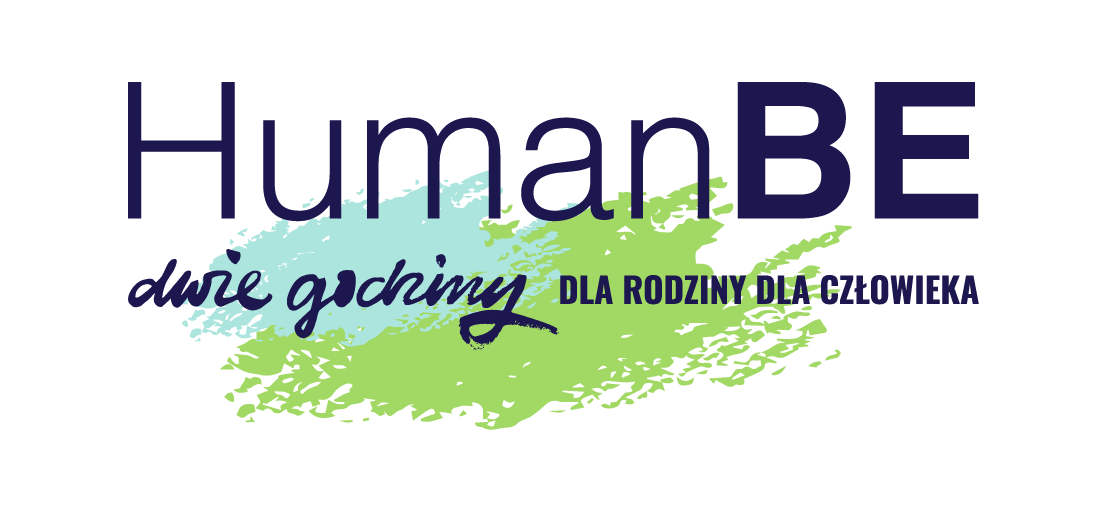 Grafika z napisem „HumanBE” w dużych granatowych literach. Poniżej odręcznym stylem widnieje hasło „dwie godziny”, a obok tekst „dla rodziny, dla człowieka”. Tło stanowią pastelowe plamy w kolorze miętowym i zielonym, przypominające pociągnięcia farby.