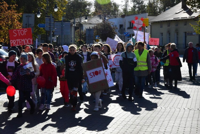 dzieci z transarentami idace ulica